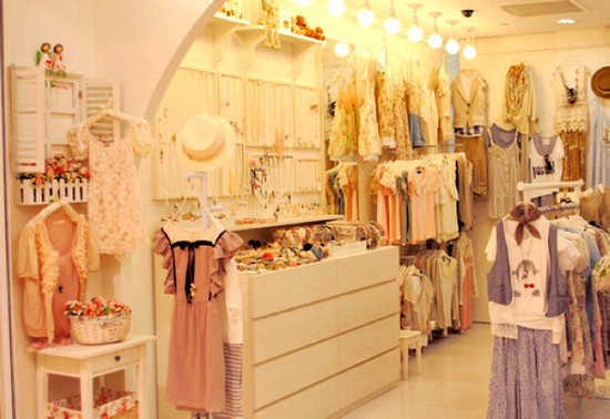 cách treo quần áo trong shop