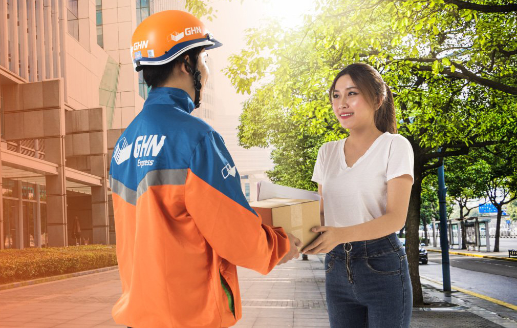 lazada hay shopee sàn nào có phí vận chuyển rẻ hơn