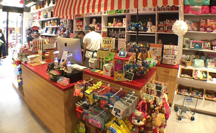 cua-hang-do-choi-tre-em-1-1 trang trí cửa hàng bán đồ chơi trẻ em