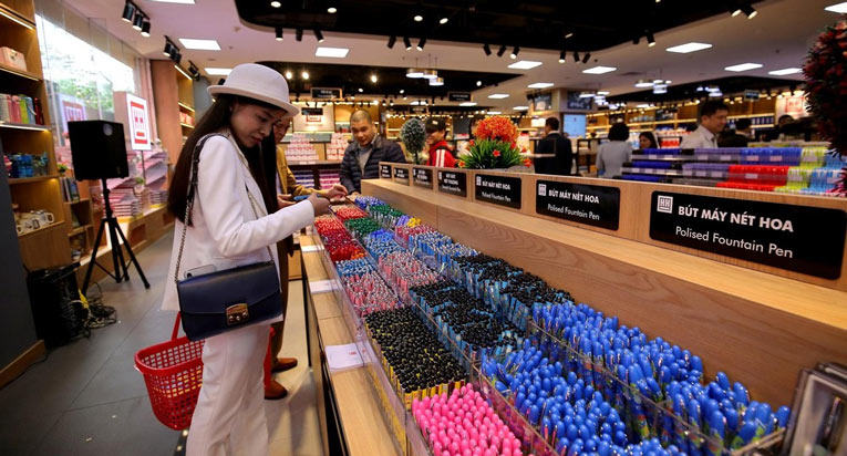 mo-cua-hang-van-phong-pham-4-1 thuê nhân viên bán quà lưu niệm