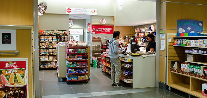 trưng bày hàng tạp hóa đẹp giúp thu hút khách hàng