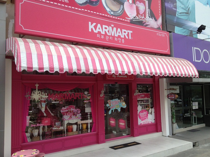 Trang trí cửa hàng kinh doanh mỹ phẩm đẹp từ trong ra ngoài