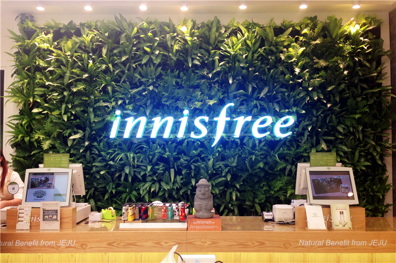 cách trang trí cửa hàng mỹ phẩm